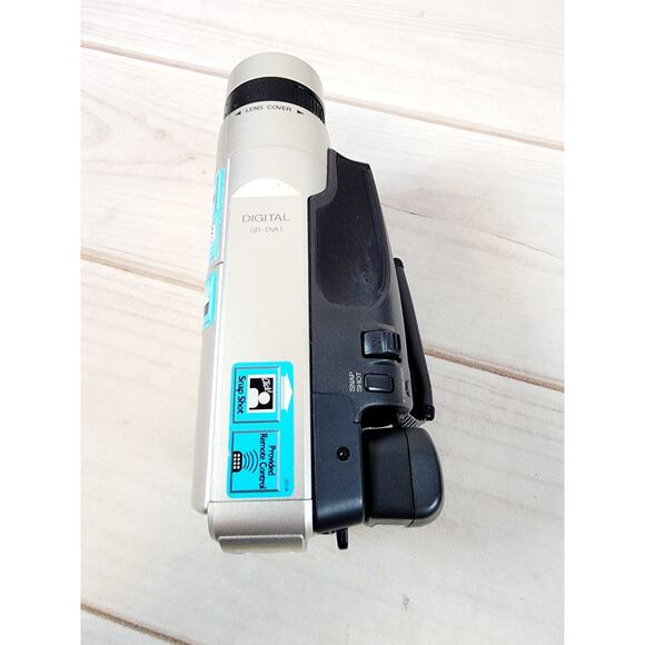 JVC Mini DV Digital CyberCam Camcorder Model GR-DVA1U W/Charger & Remote TESTED - Picture 14 of 16